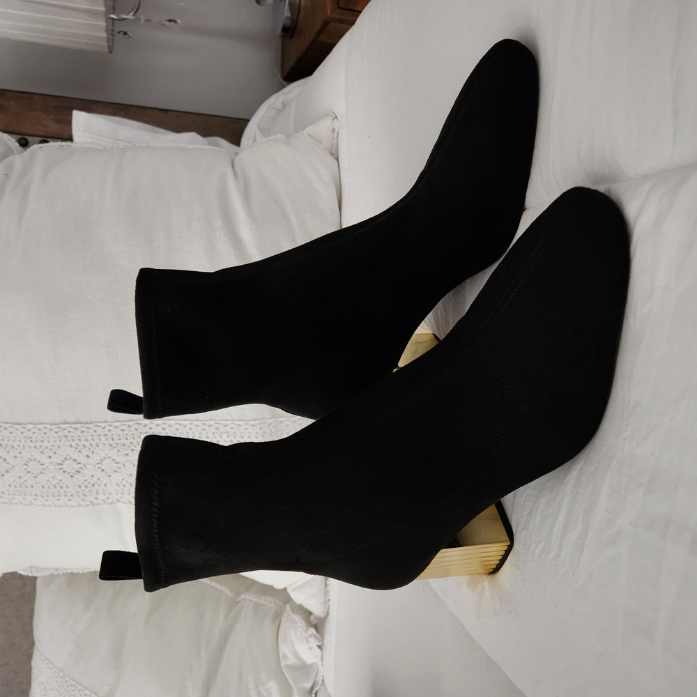 Elegant Michael Kors Black Ankle Boots with Gold Heel - Picture 2 of 7